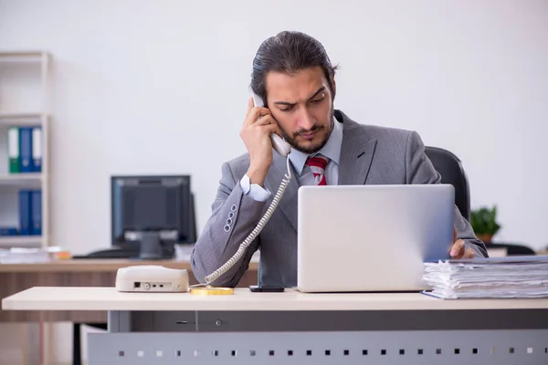 Jeune employé masculin travaillant au bureau — Photo