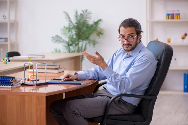Young male teacher physicist in the classroom — Stock Photo, Image