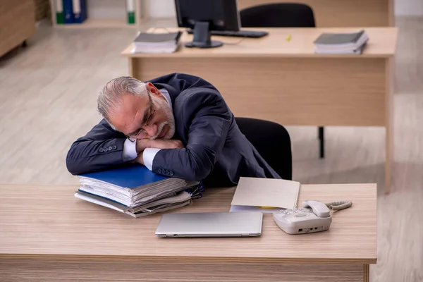 Empregado idoso homem de negócios sentado no escritório — Fotografia de Stock