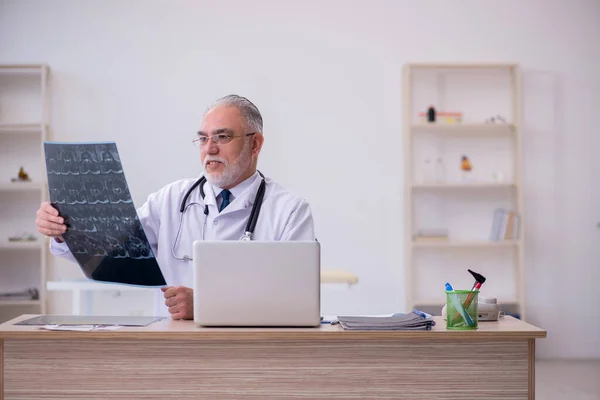 Gammal manlig röntgenläkare som arbetar på kliniken — Stockfoto