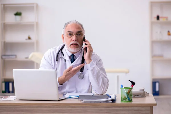 Teletıp konseptinde yaşlı bir doktor. — Stok fotoğraf