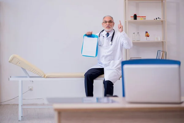 Alt männlich doktor working im die klinik — Stockfoto