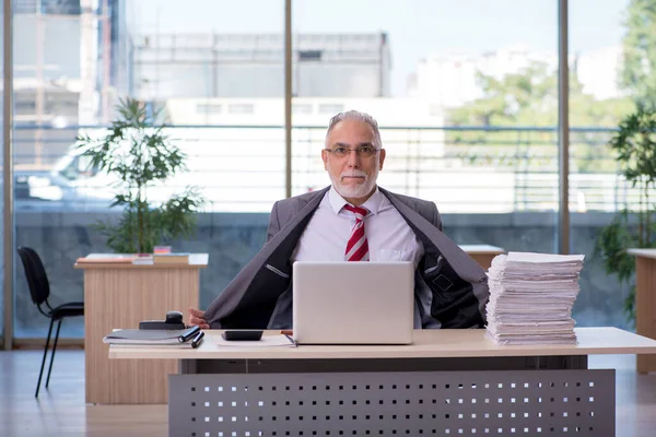 나이든 사업가 가 사무실에서 일하는 모습 — 스톡 사진