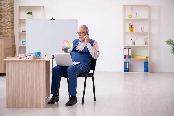Velho designer masculino trabalhando no escritório — Fotografia de Stock