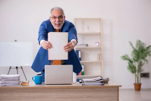 Vieil homme d'affaires employé assis dans le bureau — Photo