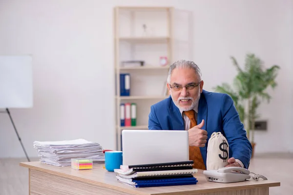 Gammal affärsman anställd i pension koncept — Stockfoto