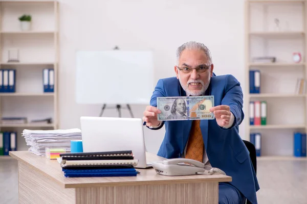 Antiguo empleado de negocios sosteniendo el billete en la oficina —  Fotos de Stock