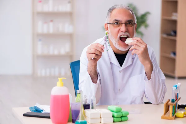 Oude mannelijke chemicus testen zeep in het lab — Stockfoto