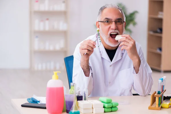 Alter Chemiker testet Seife im Labor — Stockfoto