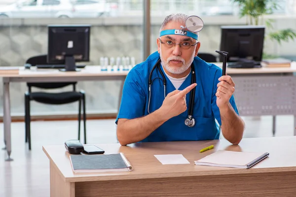 Alte männliche Arzt Kehlkopfarzt arbeiten in der Klinik — Stockfoto