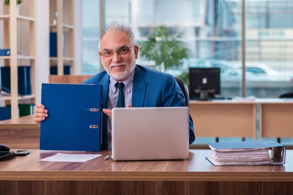 Vecchio dipendente maschile che lavora in ufficio — Foto Stock