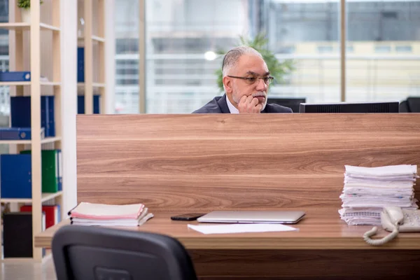 Homem velho empregado sentado no escritório — Fotografia de Stock