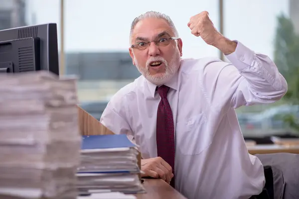 Velho empresário empregado e muito trabalho no escritório — Fotografia de Stock