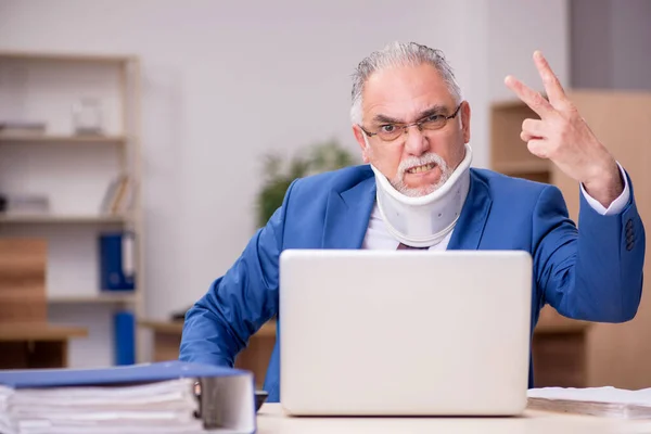 Alter Geschäftsmann nach Arbeitsunfall im Büro — Stockfoto