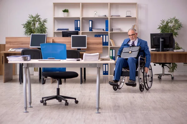 Antiguo empleado de negocios en silla de ruedas trabajando en la oficina — Foto de Stock