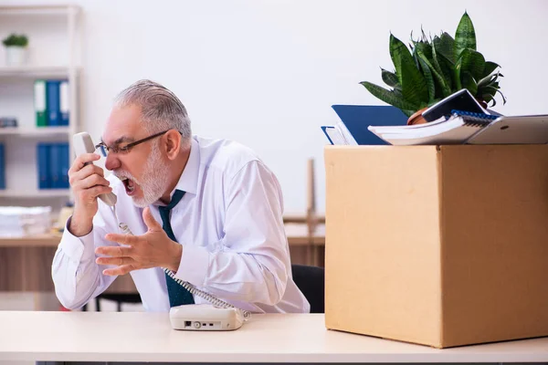 Velho empregado masculino sendo demitido de seu trabalho — Fotografia de Stock