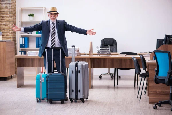 Velho funcionário do sexo masculino se preparando para viajar no escritório — Fotografia de Stock