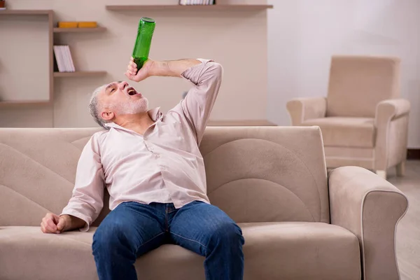 Yaşlı adam evde alkol içiyor. — Stok fotoğraf