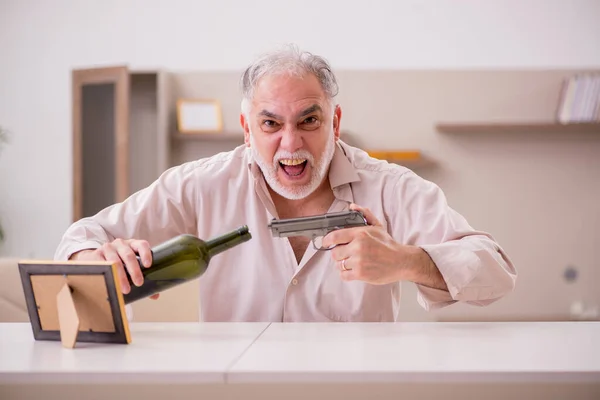 Starý muž alkoholik vdovec páchající sebevraždu doma — Stock fotografie