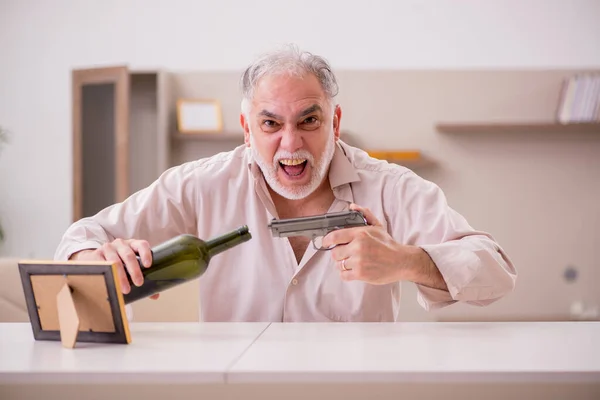 Velho viúvo alcoólico do sexo masculino cometendo suicídio em casa — Fotografia de Stock