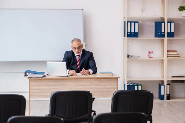 Oude mannelijke zakenbank in de klas tijdens pandemie — Stockfoto