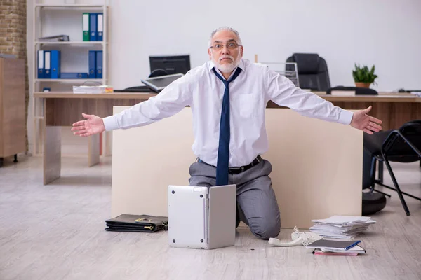 Altunternehmer im Insolvenzkonzept im Büro — Stockfoto