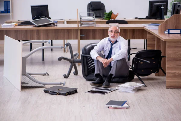 Old businessman employee in bankruptcy concept in the office — Stock Photo, Image