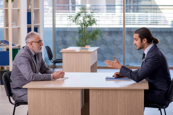 Dois homens de negócios discutindo projeto de negócios — Fotografia de Stock