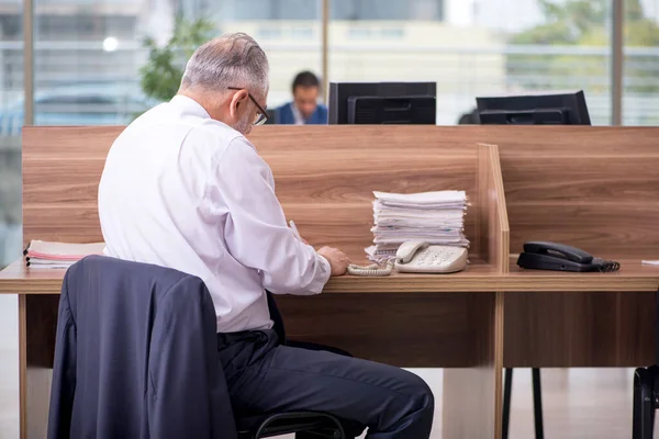 Deux hommes d'affaires employés travaillant dans le bureau — Photo