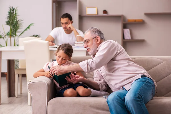 Tre generationer hemma under pandemin — Stockfoto