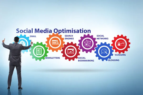Koncepcja optymalizacji mediów społecznościowych z biznesmenem — Zdjęcie stockowe