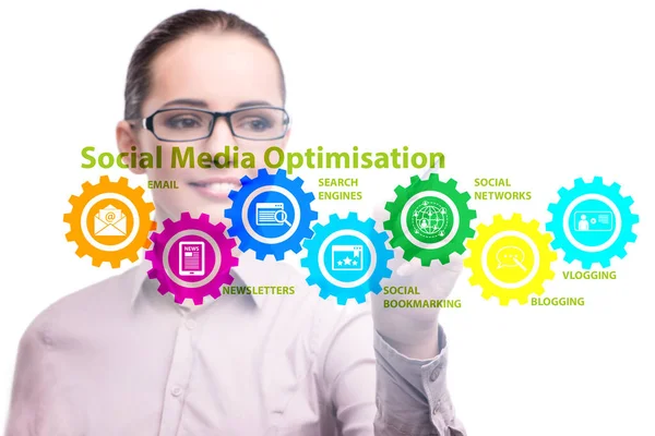 Koncepcja optymalizacji mediów społecznościowych z bizneswoman — Zdjęcie stockowe
