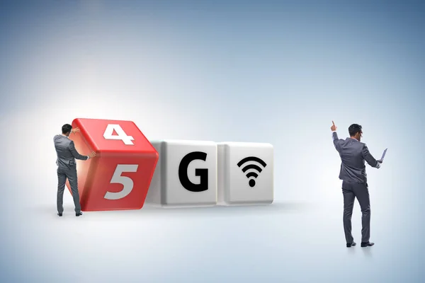 Empresario en transición de 4G a 5G — Foto de Stock