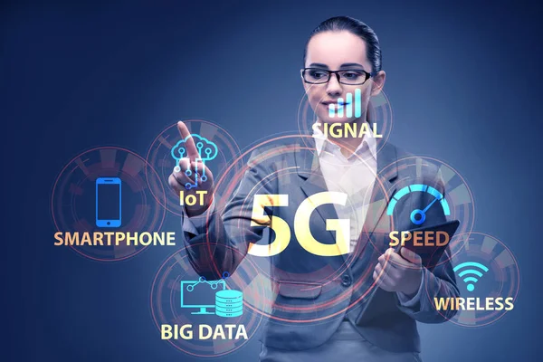 5g 컨셉트에서 버튼을 누르는 사업가 — 스톡 사진