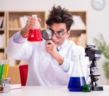 Çılgın bilim adamı bir laboratuarda deneyler yapıyor.