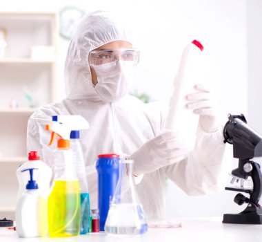 Kimyager banyo malzemelerinin kalitesini kontrol ediyor.