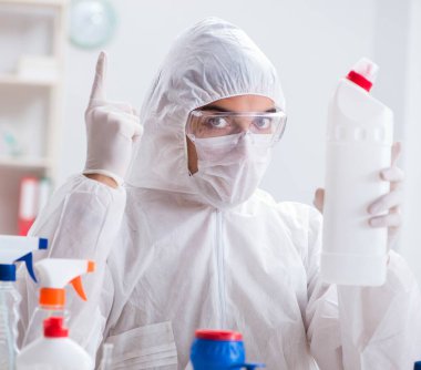 Kimyager banyo malzemelerinin kalitesini kontrol ediyor.