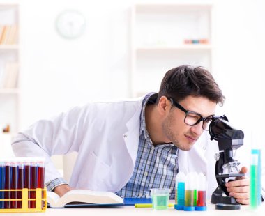 Kimya öğrencisi sınıfta kimyasal deneyler yapıyor.