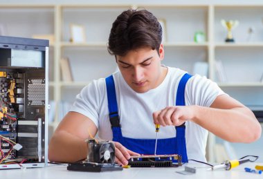 Tecrübeli teknikler tarafından bilgisayar donanımı onarımı ve onarımı