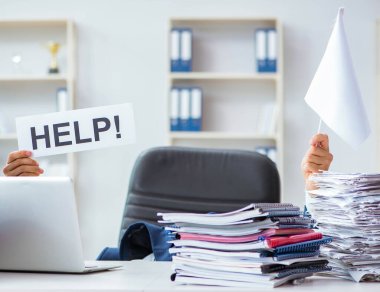 İşadamı beyaz bayrak sallıyor ve pes ediyor.