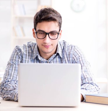 Tıp öğrencisi iskeleti inceliyor.