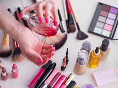 Masada gösterilen makyaj ürünlerinin koleksiyonu