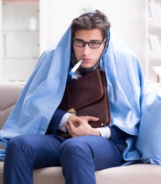 Hasta bir çalışan evde kalıyor ve bacadan acı çekiyor.