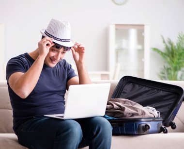 Adam bavulunu toplamaya tatile çıkıyor.