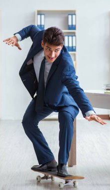 Spor konseptinde paten kayan genç iş adamı