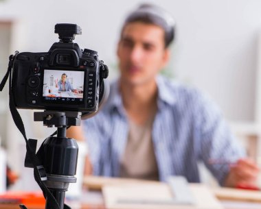 diy blog yazarı kadın işçiliği hobisinin videosunu kaydediyor