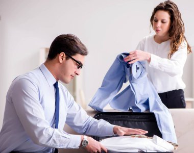 Çift yolculuk için hazırlanıyor.