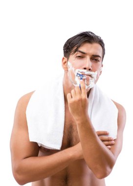 Yakışıklı adam, beyazın üzerinde tek başına tıraş oluyor.