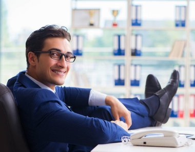 Masada çalışan yakışıklı bir işadamı.