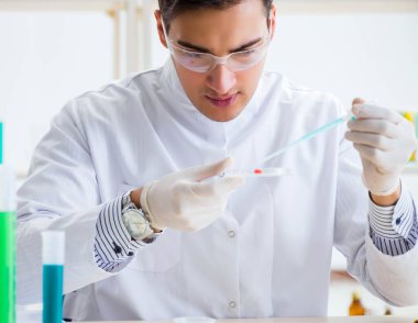 Laboratuvarda çalışan erkek kimyager.